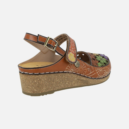 Zuecos destalonados Facscineo 0121 camel con detalle de flores