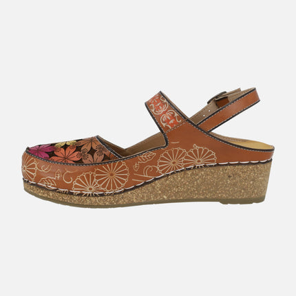 Zuecos destalonados Facscineo 0121 camel con detalle de flores
