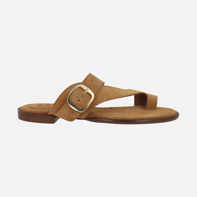Sandalias planas en ante camel con pieza para dedo Luli 26