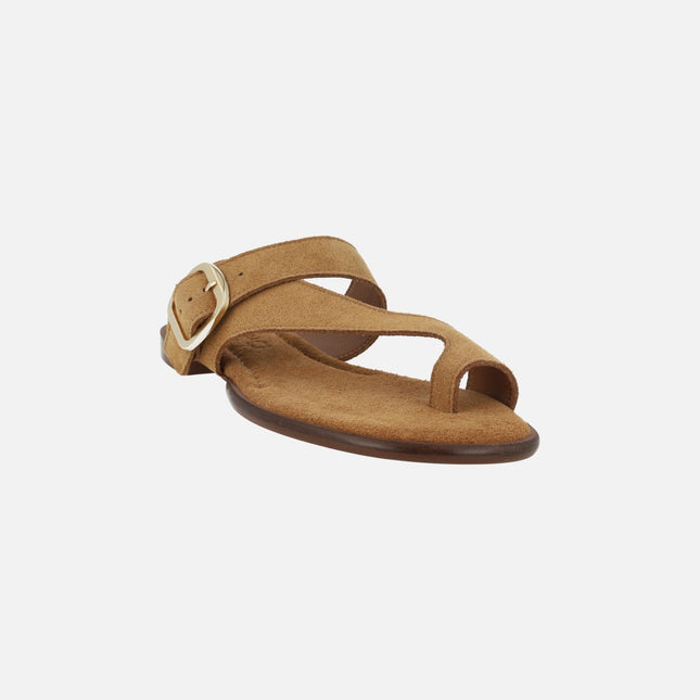 Sandalias planas en ante camel con pieza para dedo Luli 26