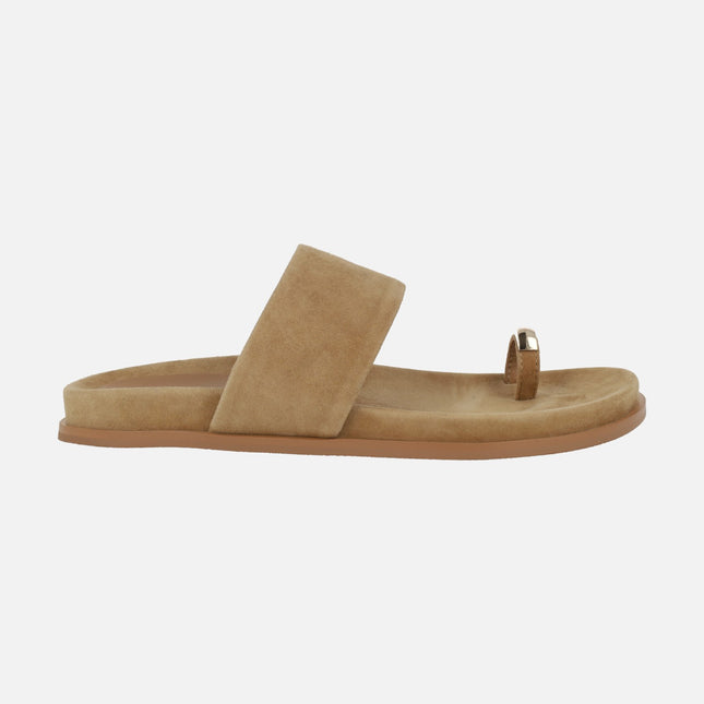 Sandalias en ante camel con pieza para dedo efecto anillo Hilton