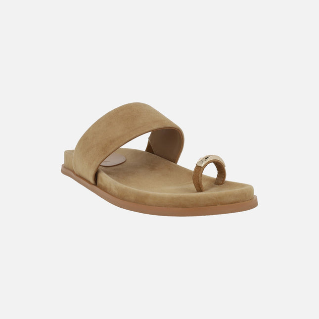 Sandalias en ante camel con pieza para dedo efecto anillo Hilton