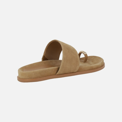 Sandalias en ante camel con pieza para dedo efecto anillo Hilton
