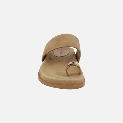 Sandalias en ante camel con pieza para dedo efecto anillo Hilton