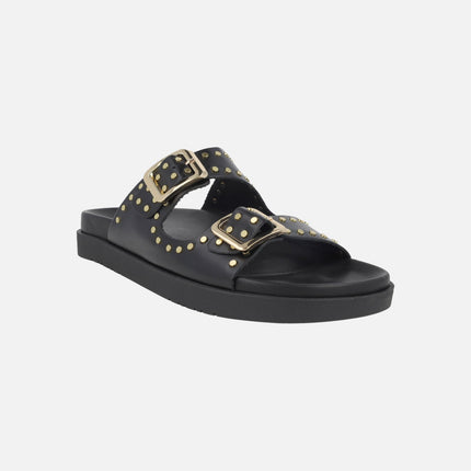 Sandalias negras de piel con hebillas y tachas doradas