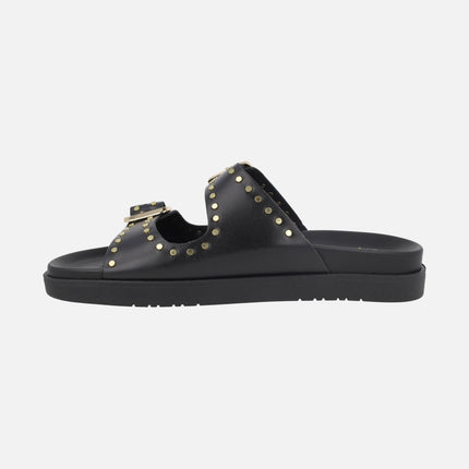 Sandalias negras de piel con hebillas y tachas doradas