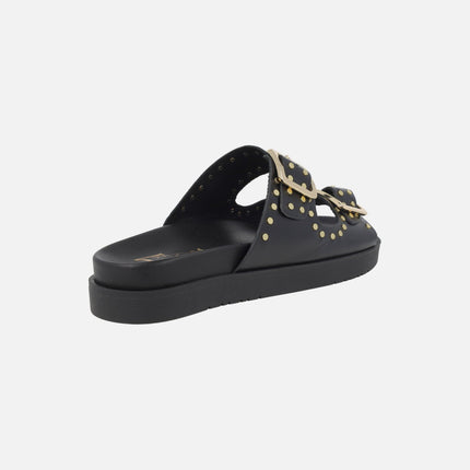 Sandalias negras de piel con hebillas y tachas doradas