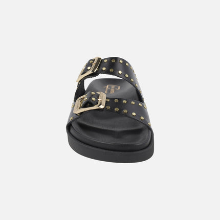 Sandalias negras de piel con hebillas y tachas doradas