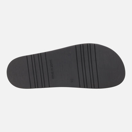 Sandalias negras de piel con hebillas y tachas doradas