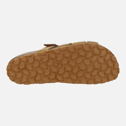 Sandalias estilo bios en serraje camel con hebilla