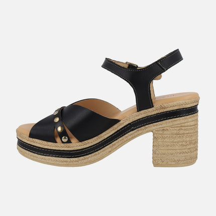 Sandalias de piel con plataforma y detalle de tachas