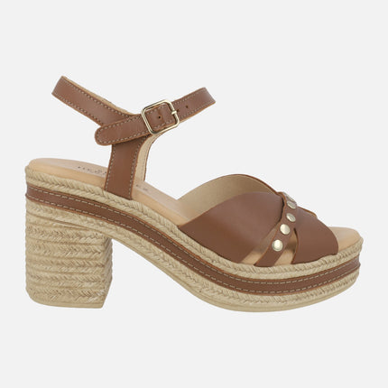 Sandalias de piel con plataforma y detalle de tachas