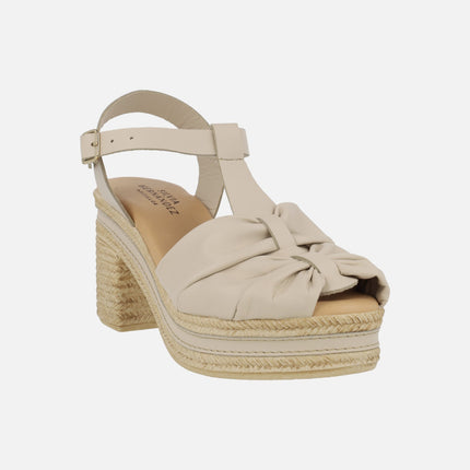 Sandalias de piel en beige con tacón y plataforma