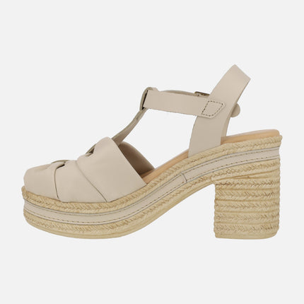 Sandalias de piel en beige con tacón y plataforma