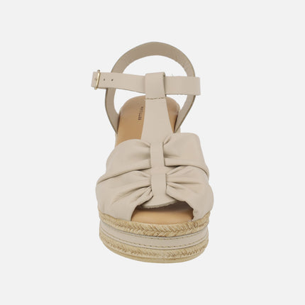 Sandalias de piel en beige con tacón y plataforma