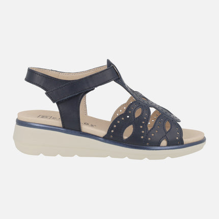 Sandalias confort en piel azul marino con detalle de picados y cierre de velcro