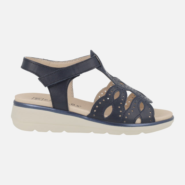 Sandalias confort en piel azul marino con detalle de picados y cierre de velcro
