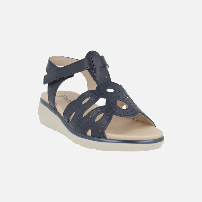 Sandalias confort en piel azul marino con detalle de picados y cierre de velcro