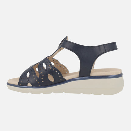 Sandalias confort en piel azul marino con detalle de picados y cierre de velcro