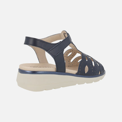 Sandalias confort en piel azul marino con detalle de picados y cierre de velcro