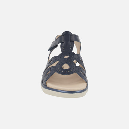 Sandalias confort en piel azul marino con detalle de picados y cierre de velcro