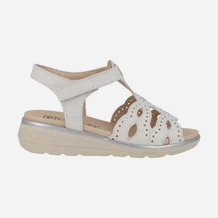 Sandalias confort en piel con detalle de picados y cierre de velcro