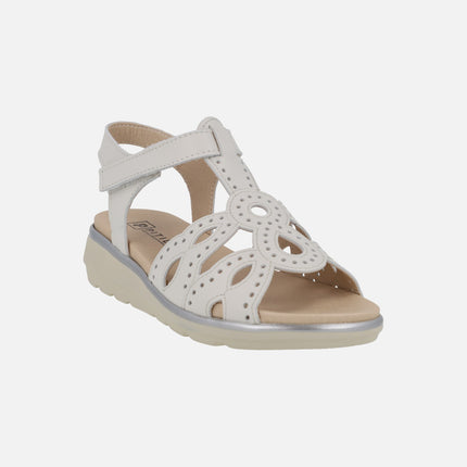 Sandalias confort en piel con detalle de picados y cierre de velcro