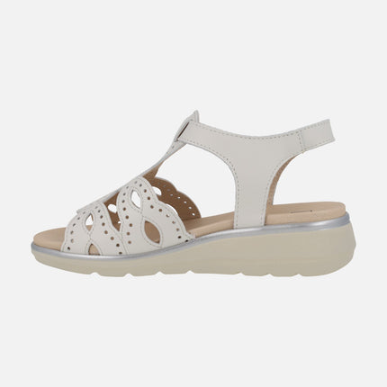 Sandalias confort en piel con detalle de picados y cierre de velcro