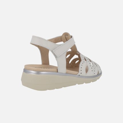 Sandalias confort en piel con detalle de picados y cierre de velcro