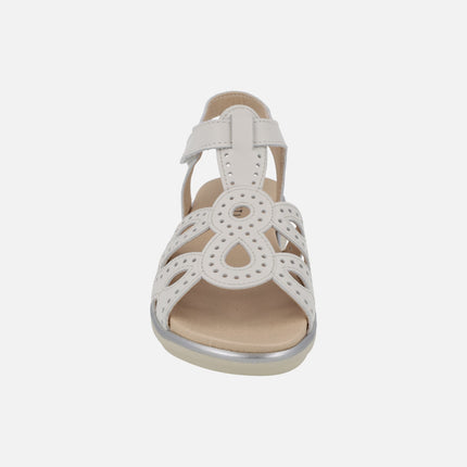 Sandalias confort en piel con detalle de picados y cierre de velcro