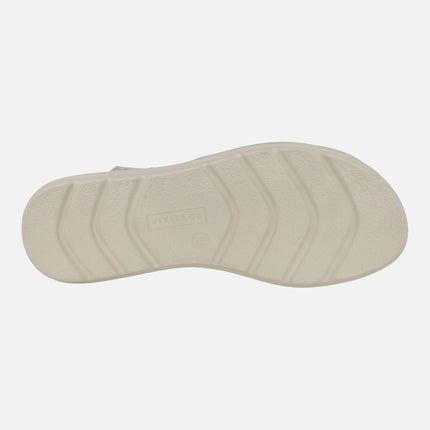 Sandalias confort en piel con detalle de picados y cierre de velcro