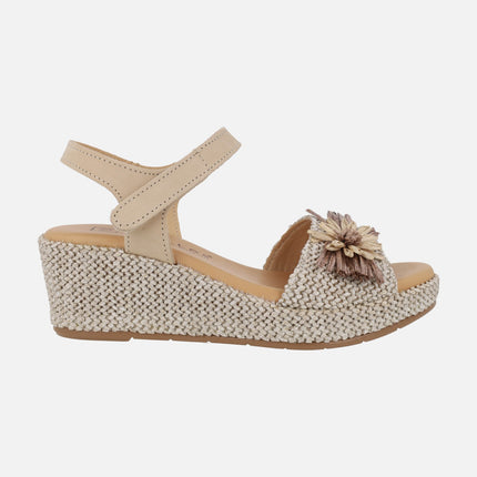 Sandalias de cuña en piel y tejido rafia con adorno de flor