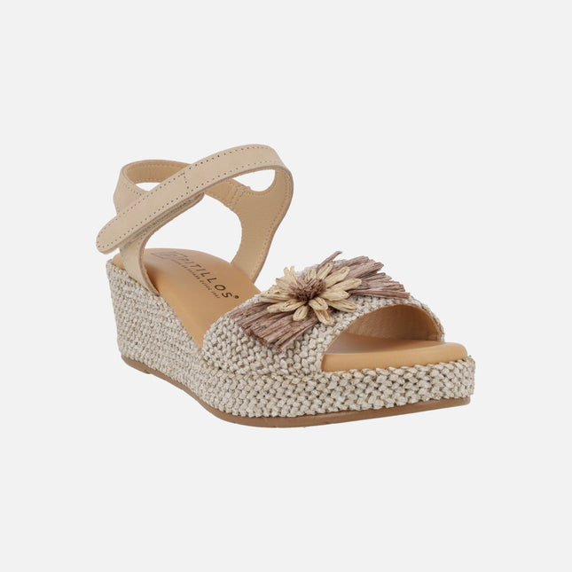 Sandalias de cuña en piel y tejido rafia con adorno de flor