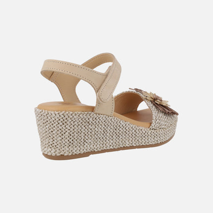 Sandalias de cuña en piel y tejido rafia con adorno de flor