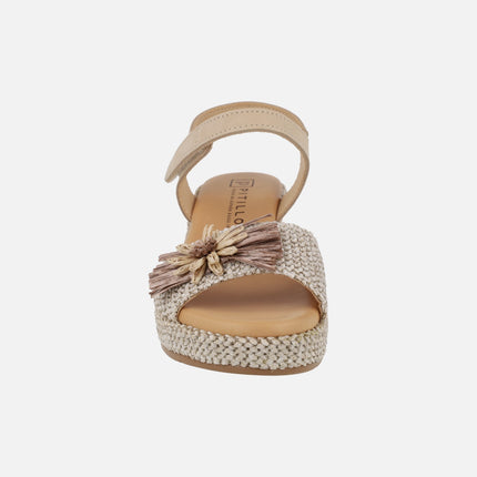 Sandalias de cuña en piel y tejido rafia con adorno de flor