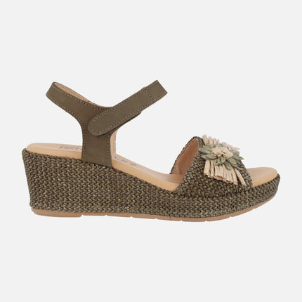 Sandalias de cuña en piel y tejido rafia con adorno de flor