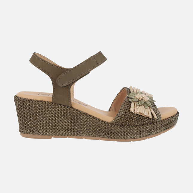 Sandalias de cuña en piel y tejido rafia con adorno de flor