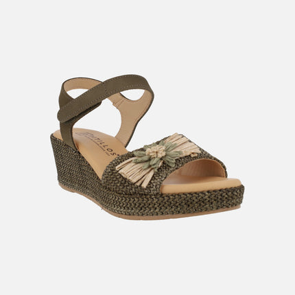 Sandalias de cuña en piel y tejido rafia con adorno de flor