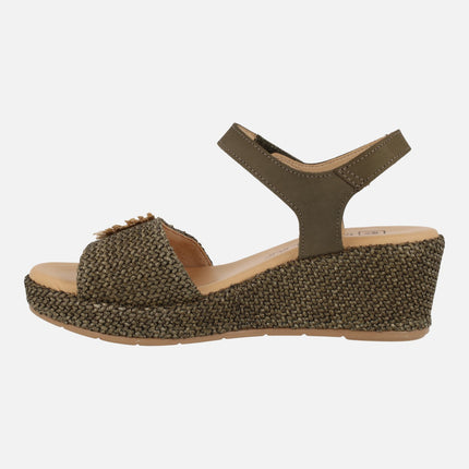 Sandalias de cuña en piel y tejido rafia con adorno de flor