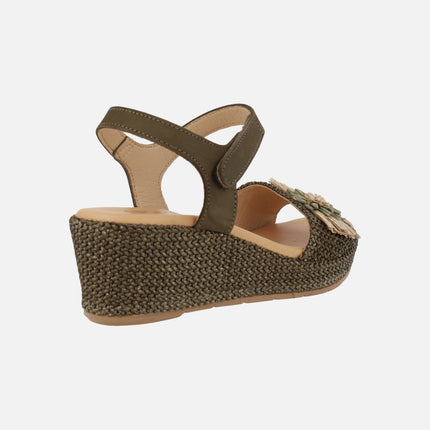 Sandalias de cuña en piel y tejido rafia con adorno de flor