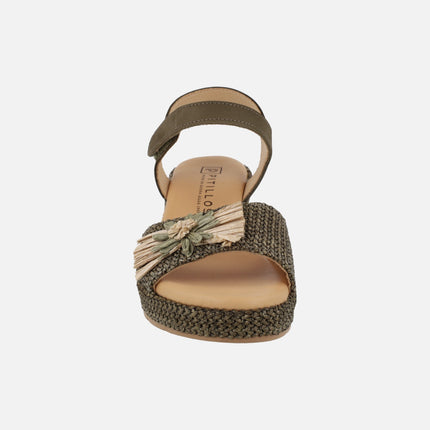 Sandalias de cuña en piel y tejido rafia con adorno de flor