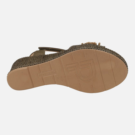 Sandalias de cuña en piel y tejido rafia con adorno de flor