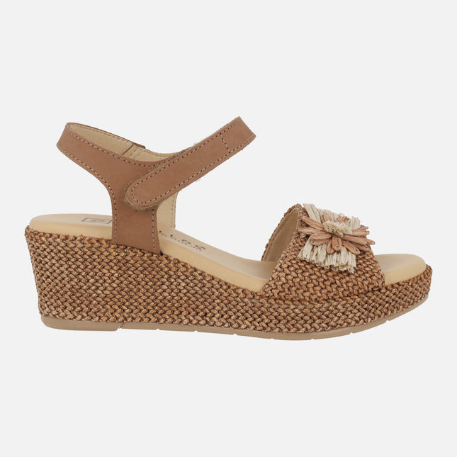 Sandalias de cuña en piel y tejido rafia con adorno de flor