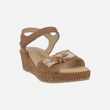 Sandalias de cuña en piel y tejido rafia con adorno de flor