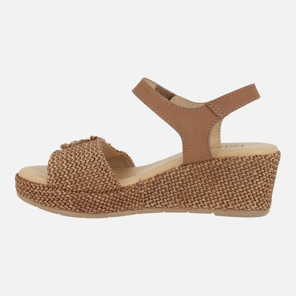 Sandalias de cuña en piel y tejido rafia con adorno de flor