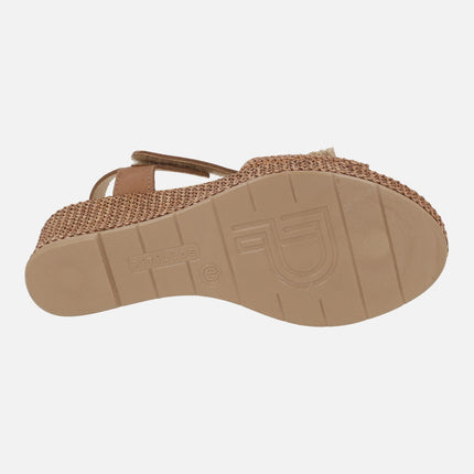 Sandalias de cuña en piel y tejido rafia con adorno de flor