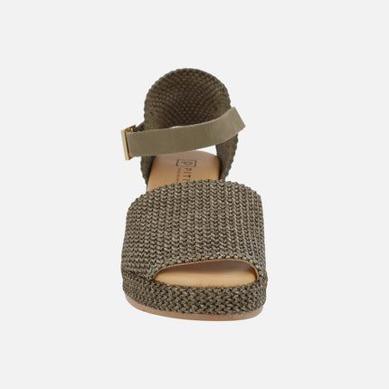 Zapatillas abiertas de puntera en tejido rafia con pulsera al tobillo