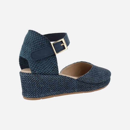 Zapatillas de rafia con pulsera de piel al tobillo y cuña de 5 cm