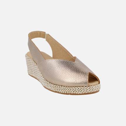 Salones de piel destalonados con puntera abierta y cuña de rafia