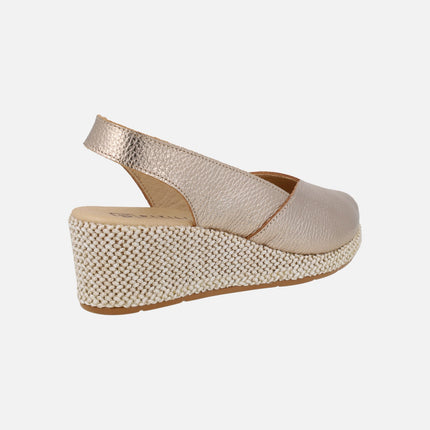 Salones de piel destalonados con puntera abierta y cuña de rafia